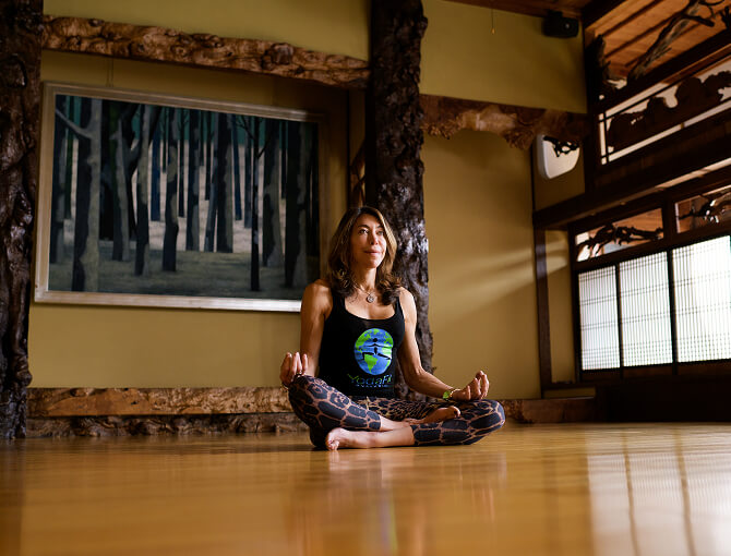 イメージ：ヨガをしている女性